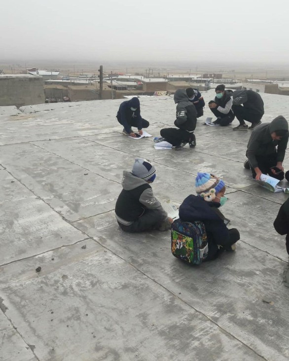 وضعیت نا بسامان اینترنت در شهرستان کبودراهنگ کودکان را به پشت بام مسجد کشاند!