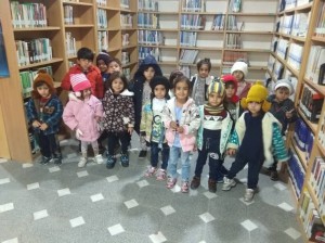 به مناسبت هفته کتاب کودکان‌ پیش دبستانی و مهد کودک بچه های آسمان از کتابخانه اشرفی اصفهانی بازدید کردند وبا اهدای گل به کارکنان از زحمات آنان تقدیر نمودند