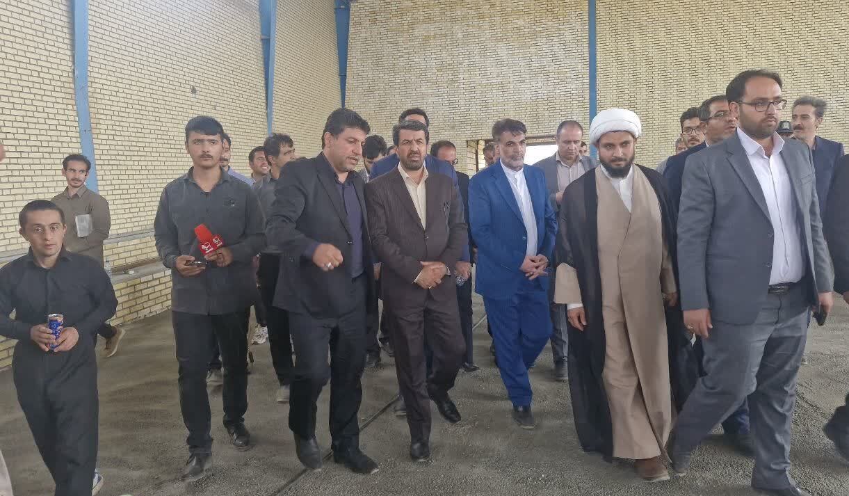بازدید از پروژه های ورزشی شهر مهاجران/بهرهبرداری از سالن چندمنظوره مهاجران در هفته دولت امسال