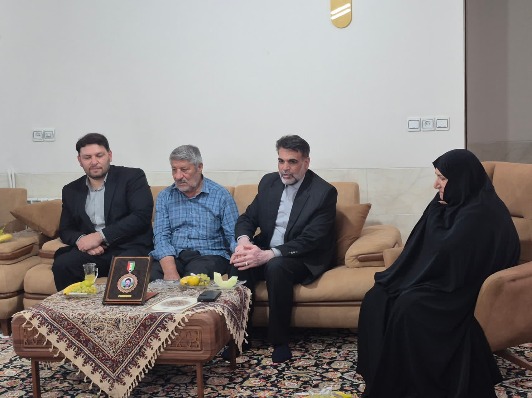 دیدار با خانواده شهید والامقام مصطفی طلائی نوین  و آزاده سرافراز سید هادی حسینی اخگر /دکتر توسلی:دیدار با خانواده شهدا و ایثارگران مایه افتخار است