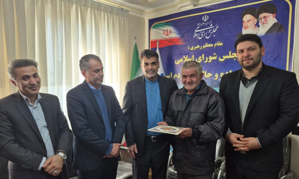 تجلیل دکتر توسلی از پیشکسوت هنر سنگ در بهار