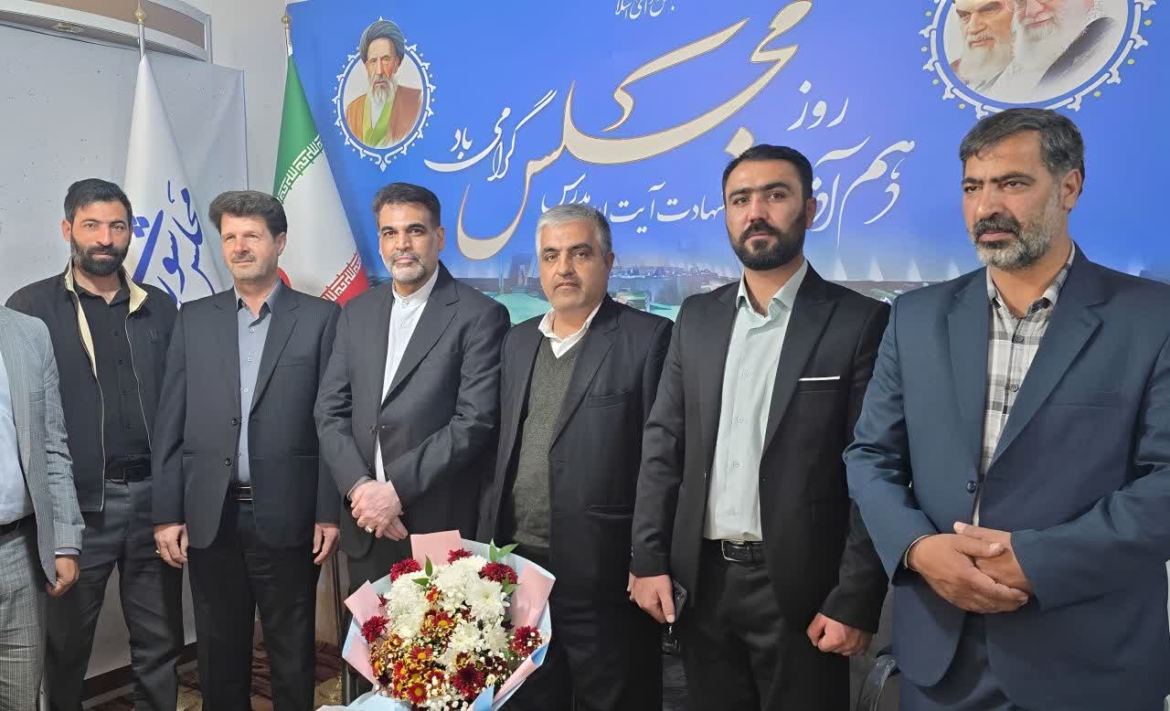 اخبار > دیدار شهردار و اعضای شورای اسلامی شهر شیرین سو با دکتر توسلی بمناسبت روز مجلس