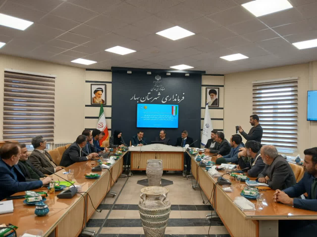 ۱۰۰ تن نخ به صورت مستقیم و در دو مرحله به کارگاه‌های تولیدی لتگاه تزریق شد/ تأکید بر حمایت مهارتی و تسهیلاتی از ظرفیت‌های بومی/ لزوم چابک‌سازی واقعی دستگاه‌های دولتی