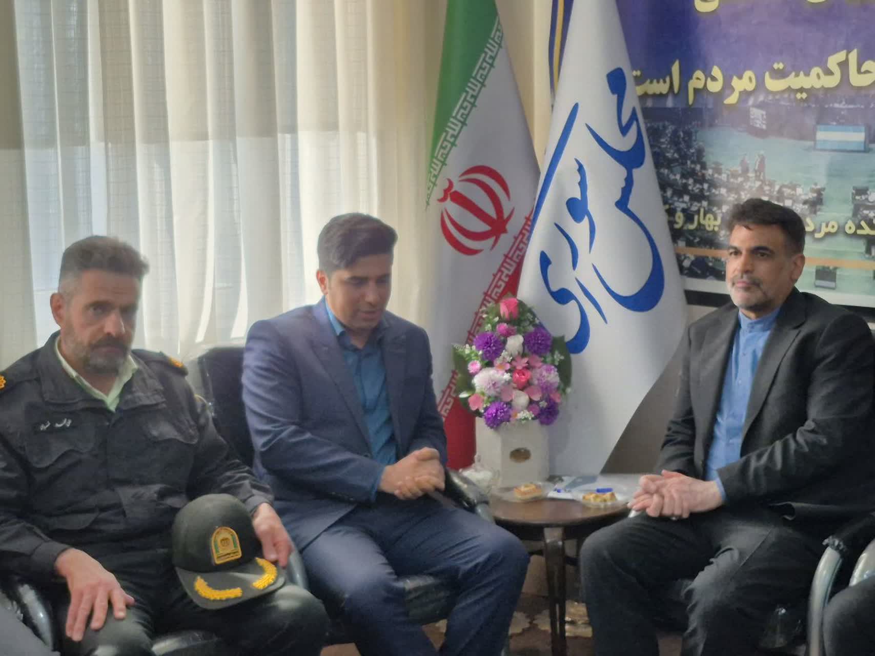 بخشدار، مدیران، دهیاران و شوراهای بخش لالجین با دکتر توسلی دیدار کردند