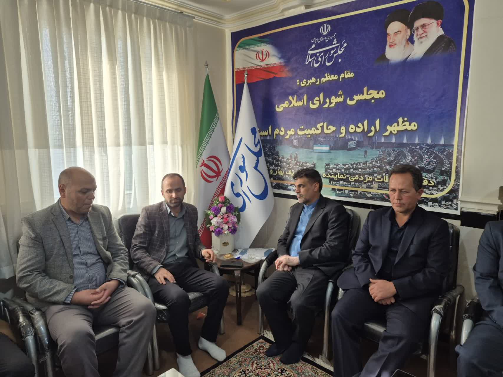 بخشدار و جمعی از دهیاران بخش مرکزی با دکتر توسلی دیدار کردند