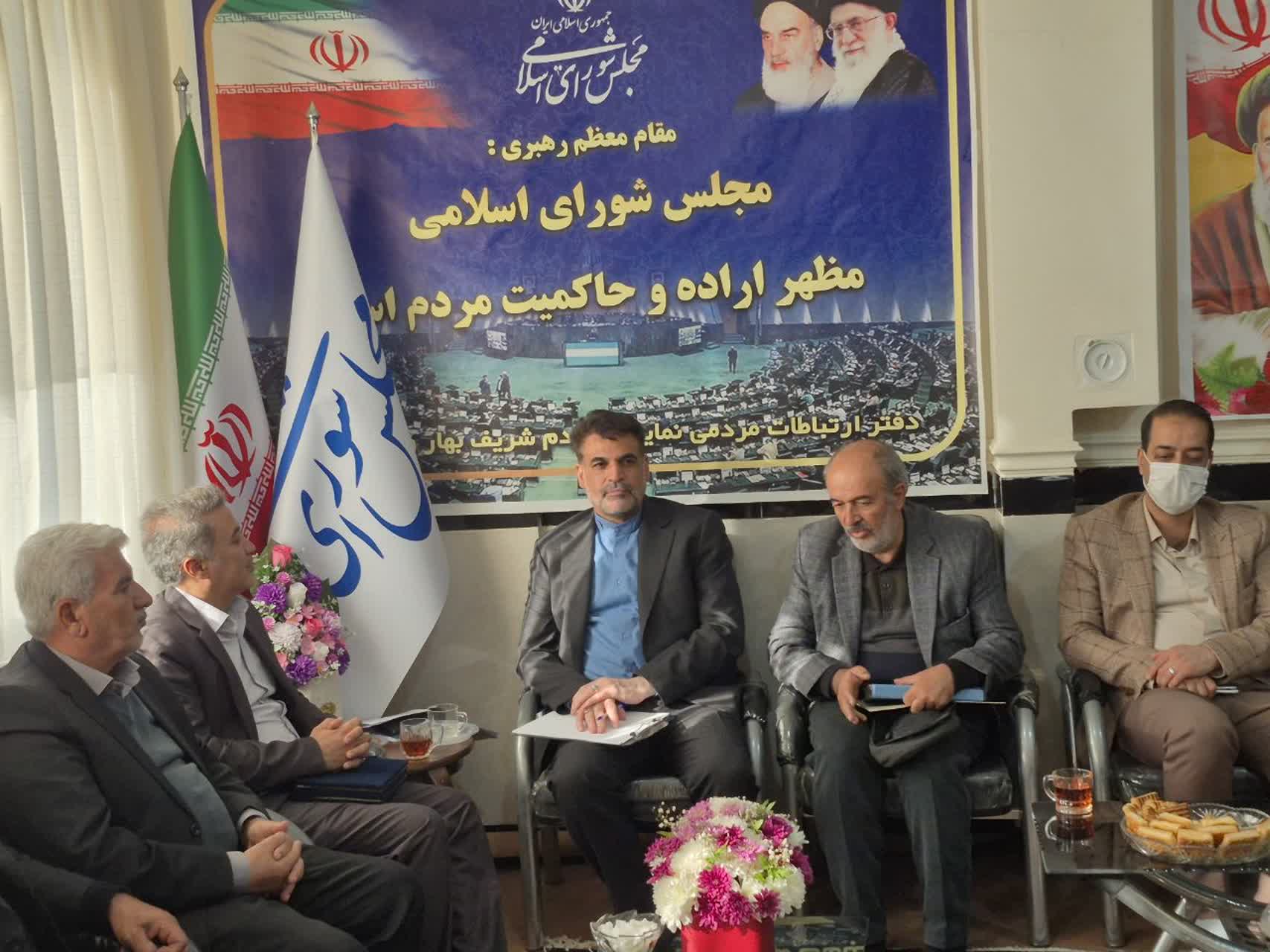 دیدار شهردار و اعضای شورای اسلامی شهر صالحآباد با دکتر توسلی/بررسی اولویتهای توسعه شهری در دیدار مدیریت شهری صالحآباد با نماینده مردم