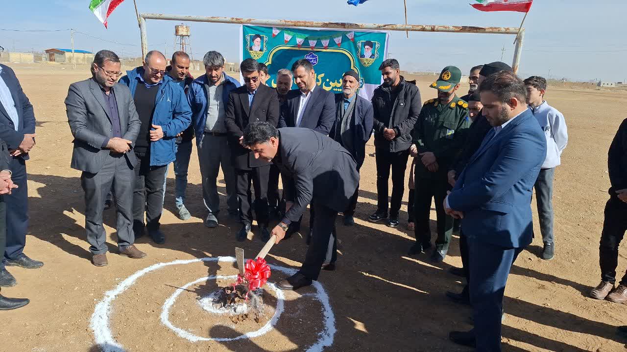 کلنگ زنی وبهره برداری از دو زمین چمن مصنوعی در شهرستان؛ رونق ورزش روستایی با اعتباری بالغ بر ۵ میلیارد و۵۰۰ میلیون تومان