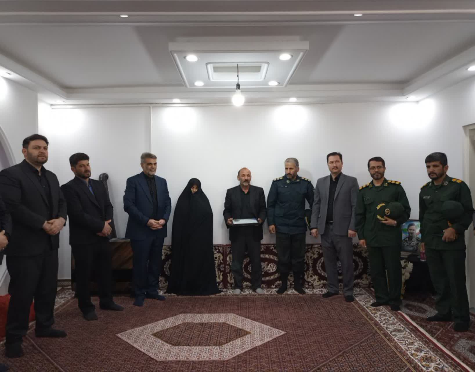 دیدار دکتر توسلی با خانواده شهید مهدی پیری در روستای دینارآباد/تأکید نماینده مردم در مجلس بر نقش جریان‌ساز خون شهدا در پیشرفت کشور