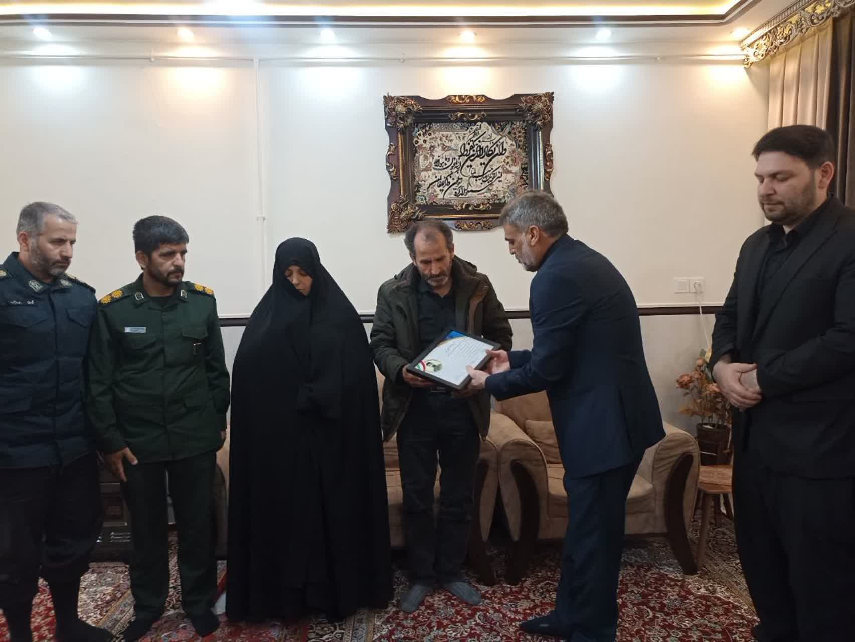 در دیدار دکتر توسلی با خانواده بسیجی شهید امیرحسین حسنی بر نقش‌آفرینی بسیجیان در استمرار راه شهدا تأکید شد