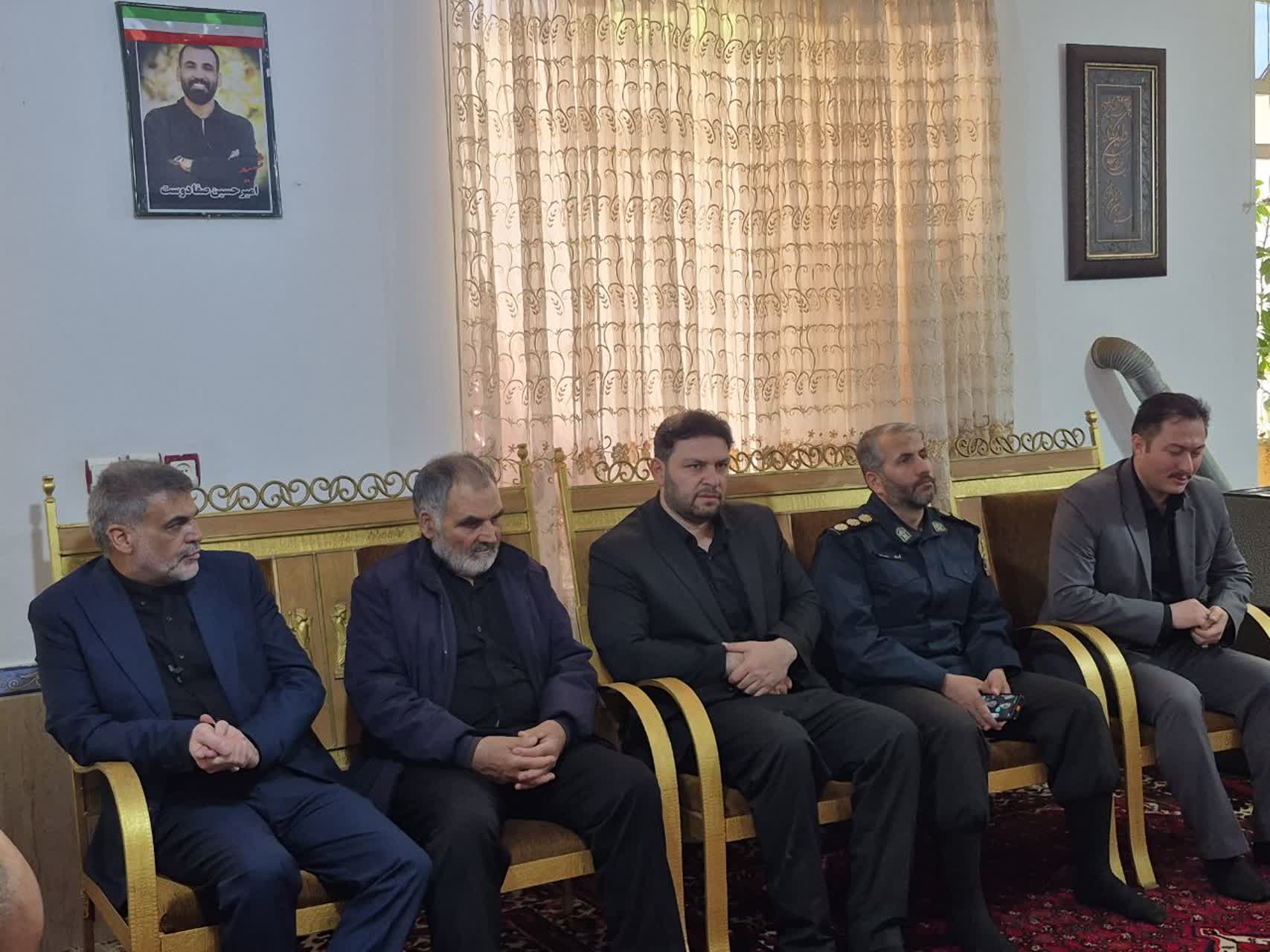 دیدار دکتر توسلی با خانواده شهید امیرحسین صفادوست/فرزندان این سرزمین با ایمان و غیرت از ایران دفاع می‌کنند