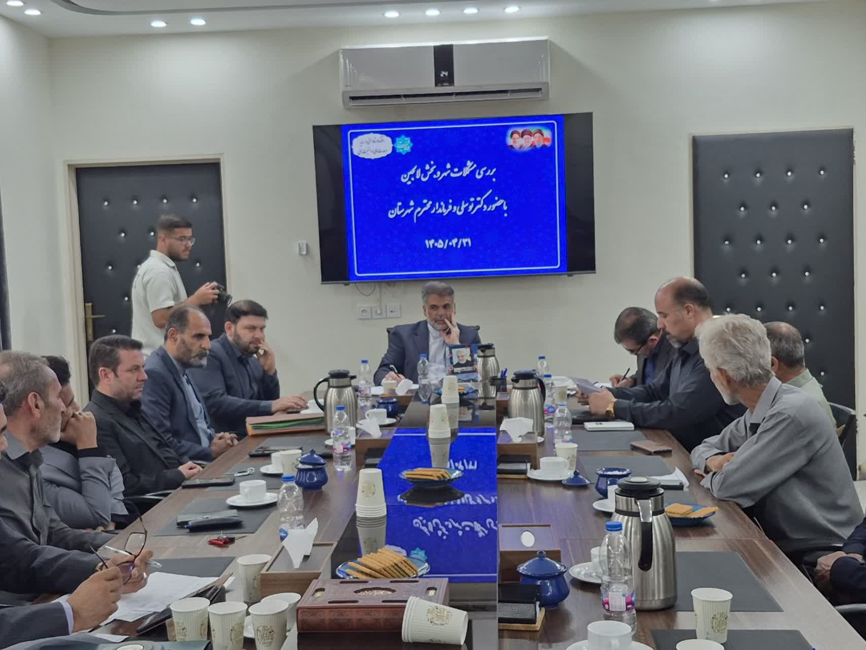 هم‌افزایی مدیران و نماینده مردم برای گره‌گشایی از مسائل روستای دینارآباد؛دکتر توسلی بر رفع مشکلات آب شرب و فضای ورزشی تاکید کرد