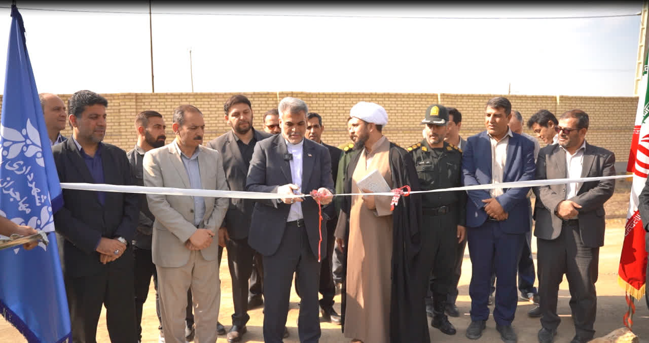 افتتاح زمین چمن شهر مهاجران با حضور دکتر توسلی و مسئولان شهرستان