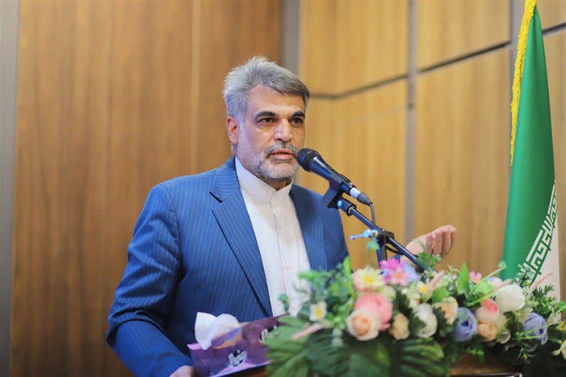 خبرنگاران تاج سر ما هستند؛ رسانه‌ها صدای مردم و مطالبه‌گر حقوق آنان باشند/ خبرنگاران امین مردم و مسئولان هستند/ آبروی مؤمن از کعبه بالاتر است/در کنار خبرنگاران هستم؛ شما صدای مردم باشید