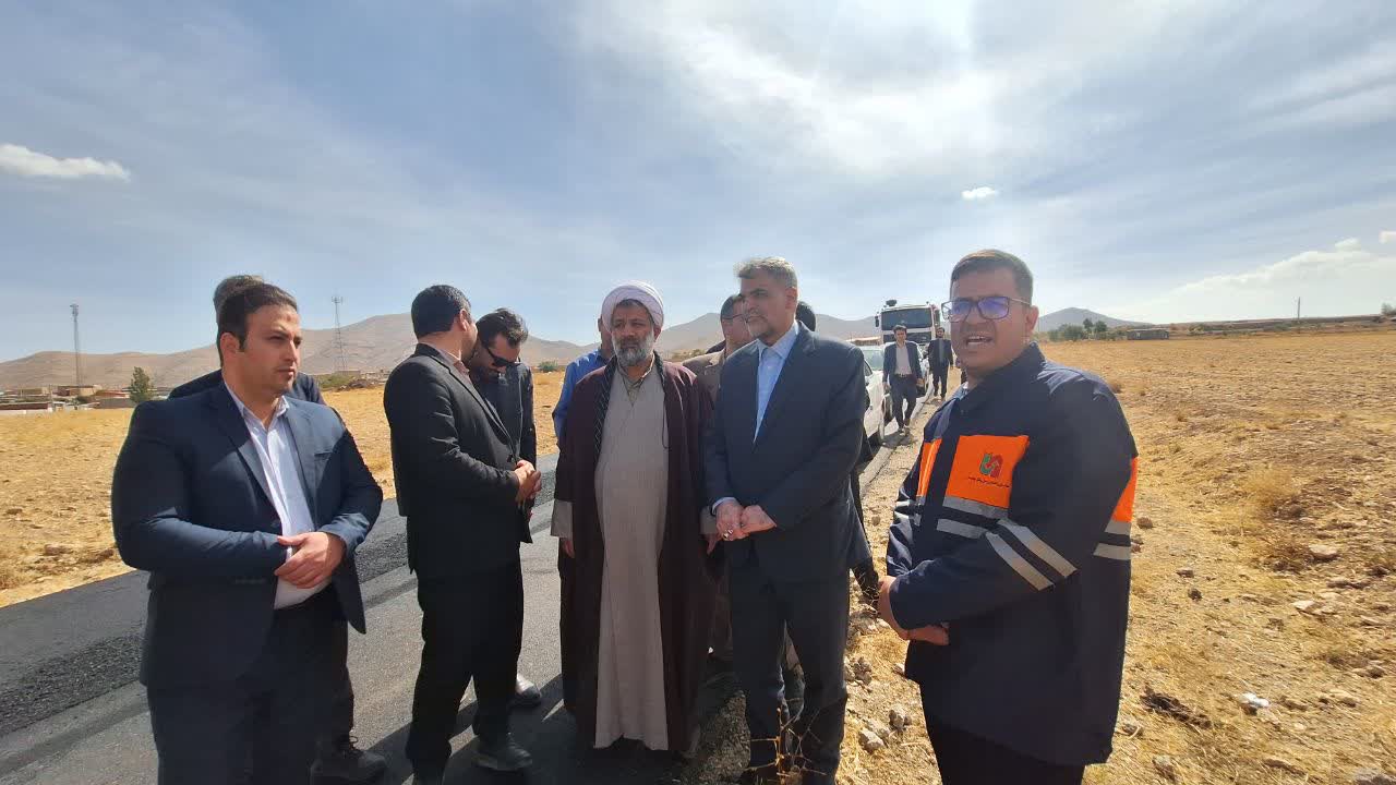 بازدید دکتر توسلی از آسفالت‌ریزی ۷ کیلومتری گزل‌ابدال و پیگیری بهسازی مخزن آب شرب روستا