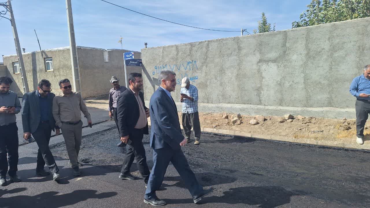توسعه زیرساخت‌های روستایی در خالقوردی؛ بازدید دکتر توسلی از روند آسفالت‌ریزی و بهسازی معابر و پیگیری برای آسفالت محوطه مدرسه ابتدایی